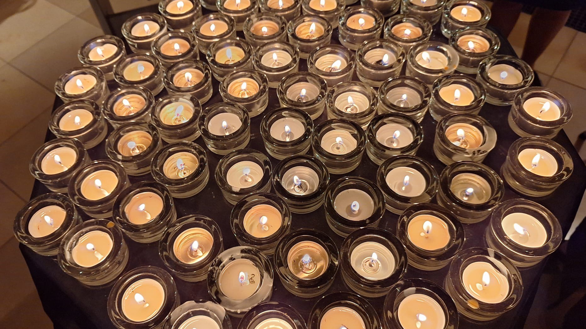 viele Teelichter im Kreis beim Gedenkgottesdienst des ambulanten Hospizdienstes
