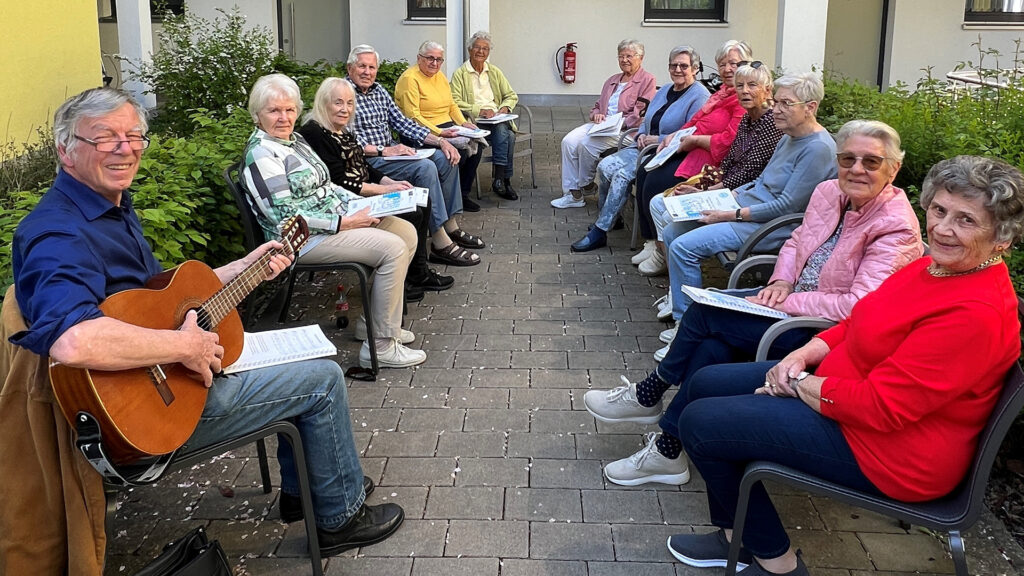 Singen mit Ulrich Hirsch im Innenhof