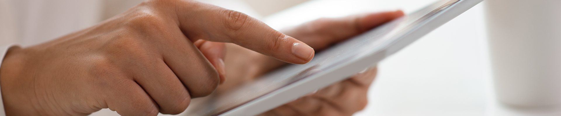 Person liest am Tablet