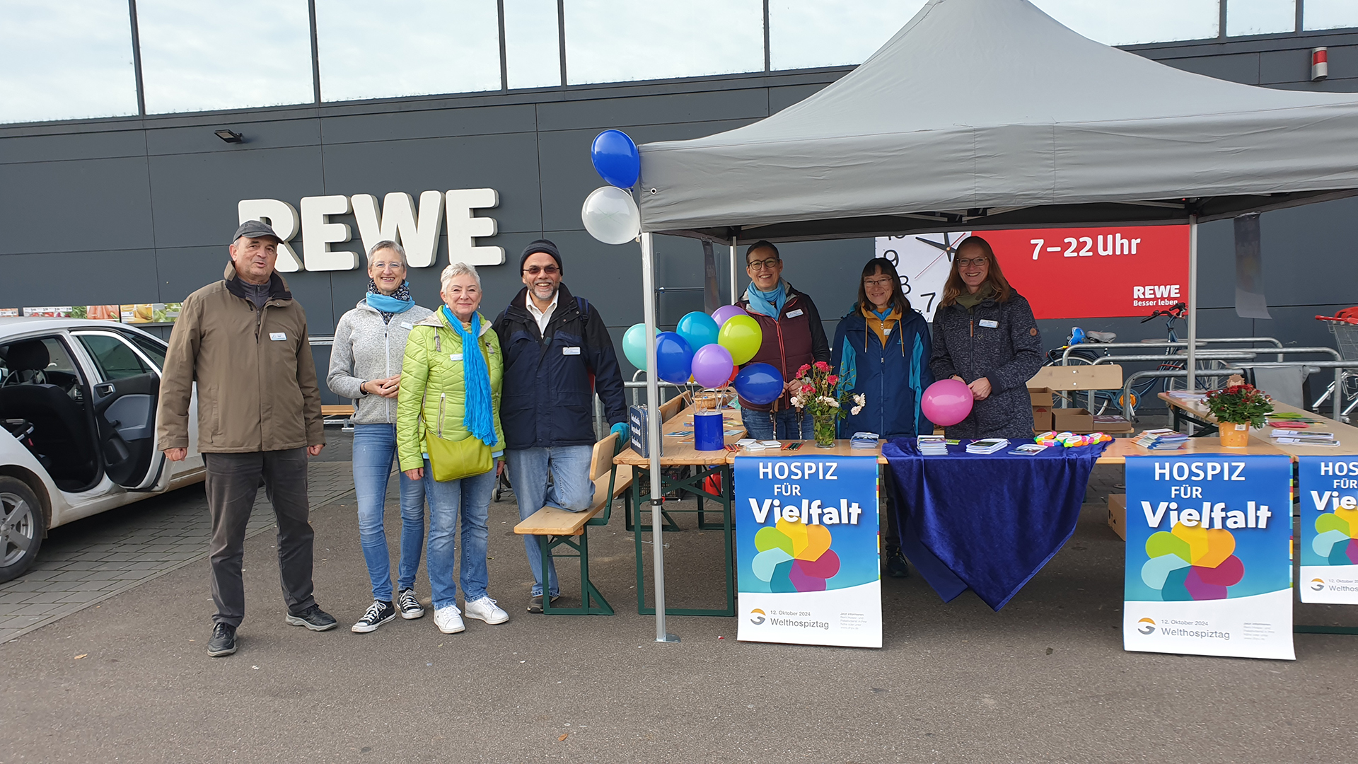 Die ehrenamtlichen Hospizbegleiter beim Welthospiztag mit Stand am Rewe Sachsenheim