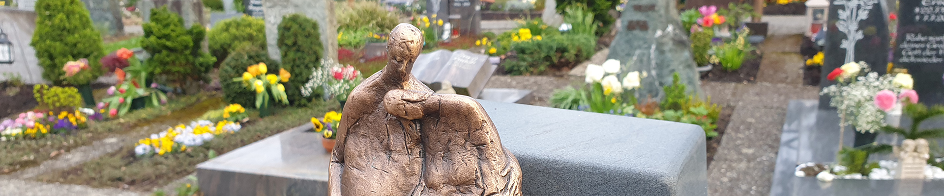 Bronzene Figur, Ehepaar auf einem Friedhof