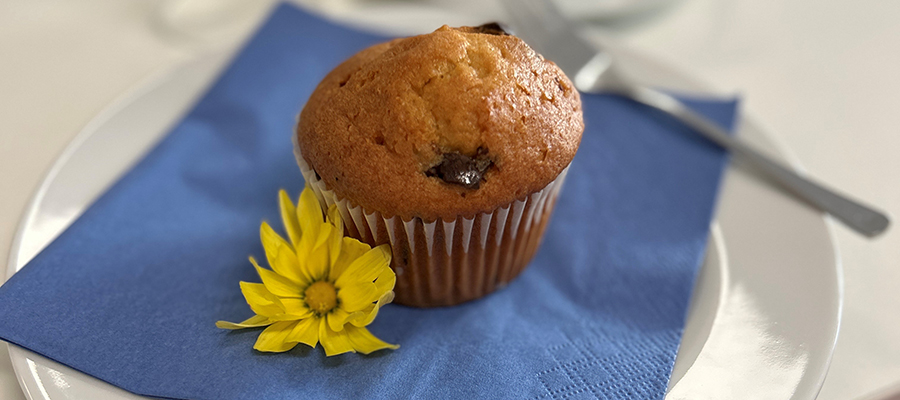 Gedeck mit einem Muffin