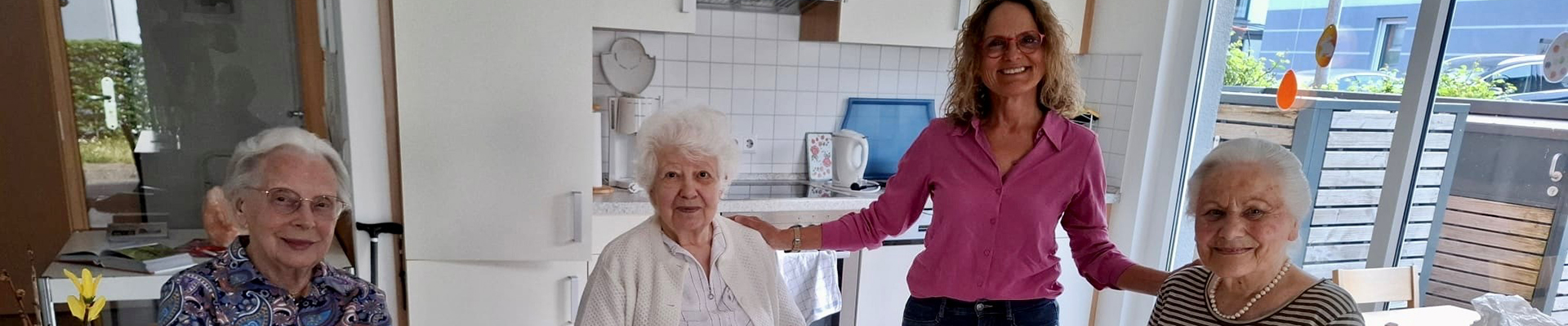 Betreutes Wohnen - Fröhliche Runde beim Osterfrühstück